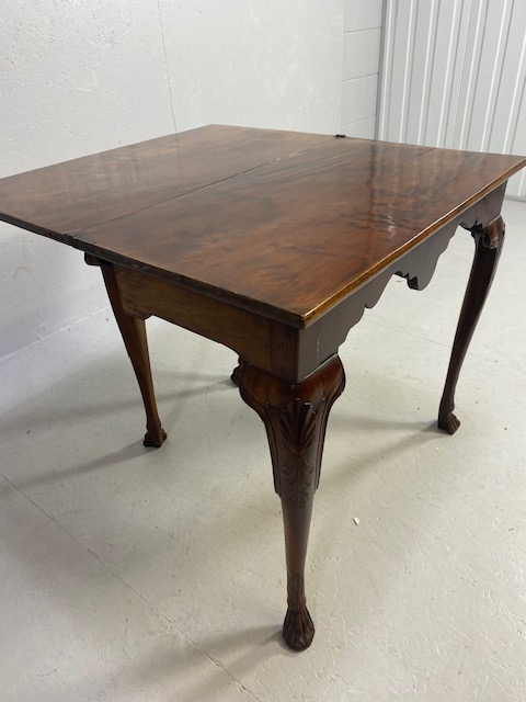 Victorian side table with folding leaf extending to make a tea table in flame mahogany with lion paw - Image 3 of 5