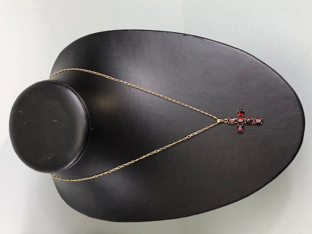 9ct Gold chain with a 9ct Gold pendant cross set with garnets (total weight approx 6.5g - Image 3 of 7