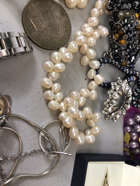 A good collection of costume jewellery to include fashion and vintage watches, pearls, silver - Image 9 of 16