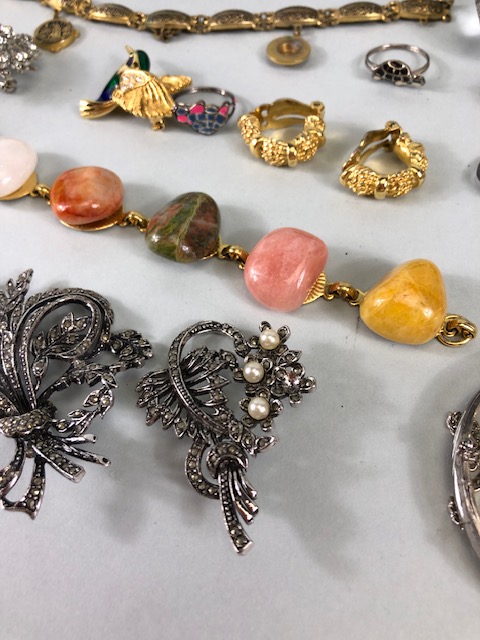 Costume Jewellery, small quantity of vintage and antique costume jewellery to include brooches, - Image 3 of 19