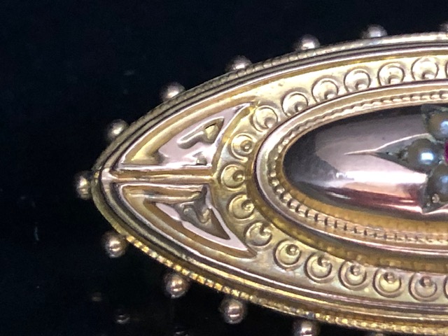 9ct Gold mourning brooch set with seed pearls and a central Garnet approx 44mm wide & 3.5g - Image 3 of 7