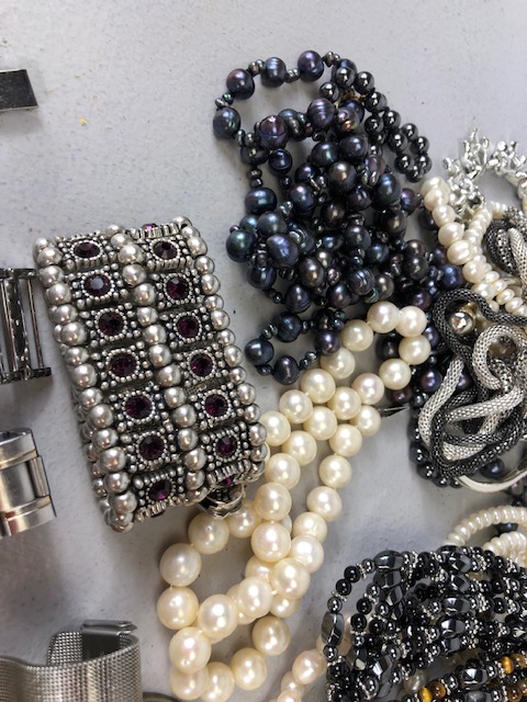 A good collection of costume jewellery to include fashion and vintage watches, pearls, silver - Image 11 of 16