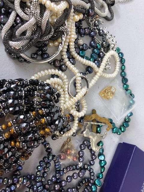 A good collection of costume jewellery to include fashion and vintage watches, pearls, silver - Image 13 of 16