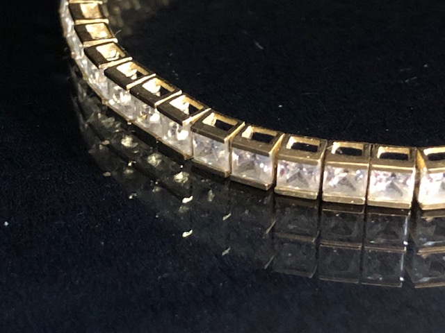 9ct Gold Tennis style bracelet marked 375 CZ and approx 19cm in length total weight 9.9g - Image 5 of 9