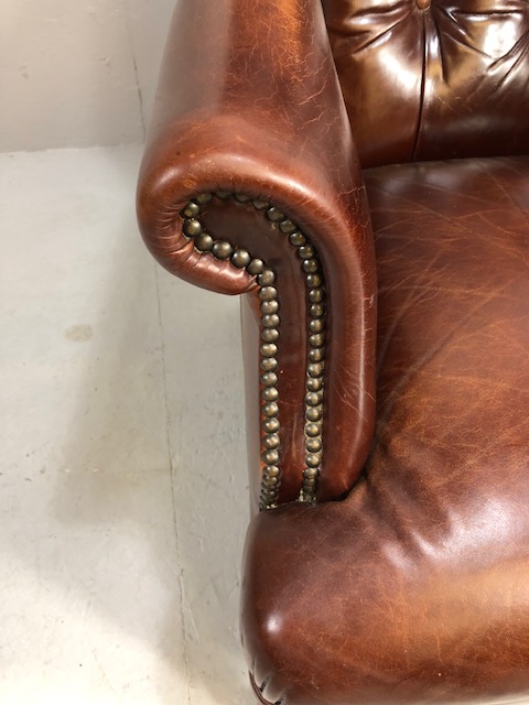 Burgundy leather button back fireside chair with stud detailing and turned front legs - Image 5 of 6