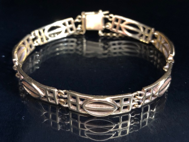 9ct Gold Bracelet with open work rectangular panels approx 19cm in length and 15.9g