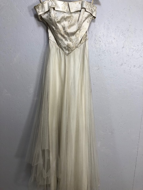 Vintage Clothing, mid 20th century ladies evening gown in Oyster brocade with gold thread detail and - Image 5 of 9