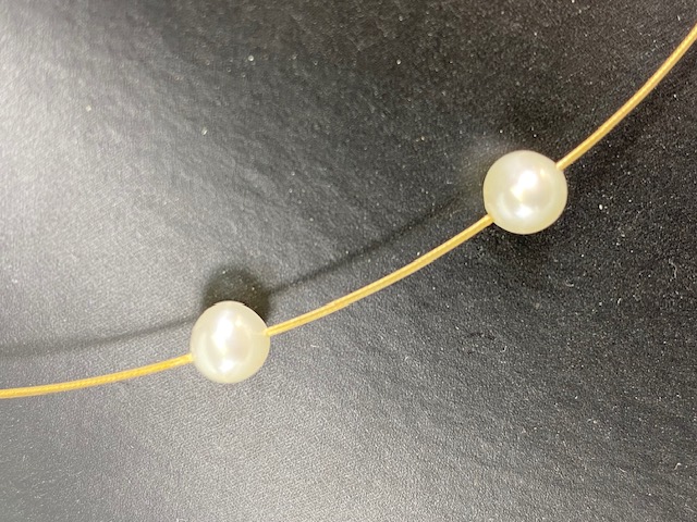 9ct gold wire and cultured pearl choker necklace of single strand design set with 15 pearls - Image 4 of 5