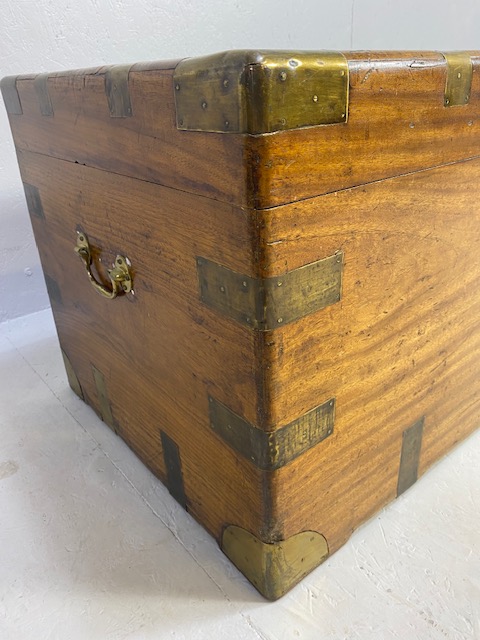 Large Campaign travelling trunk with brass bindings and corners and hinged carry handles to sides - Image 4 of 8