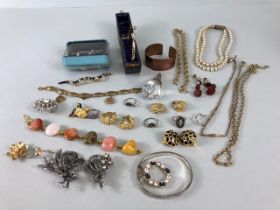 Costume Jewellery, small quantity of vintage and antique costume jewellery to include brooches,