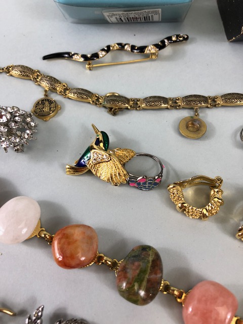 Costume Jewellery, small quantity of vintage and antique costume jewellery to include brooches, - Image 7 of 19