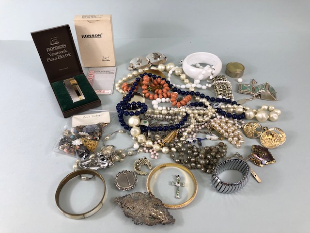 Collection of vintage costume jewellery to include, beads, bangles, earrings chains, brooches etc