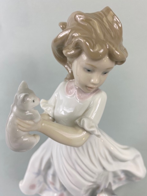 Lladro, porcelain figures being 010.08023, Room for Three, 06109, Meal time, 010.06941 Kittens - Image 4 of 12