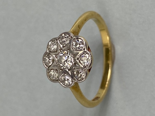 18ct yellow gold daisy cluster ring set with 9 diamonds in white gold approximately 2.4 g size K - Image 2 of 5