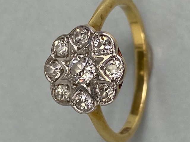 18ct yellow gold daisy cluster ring set with 9 diamonds in white gold approximately 2.4 g size K - Image 3 of 5