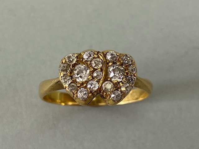 18ct yellow gold ring of 2 joined heart shaped cluster settings set with diamonds approximately 2.7g - Image 2 of 3