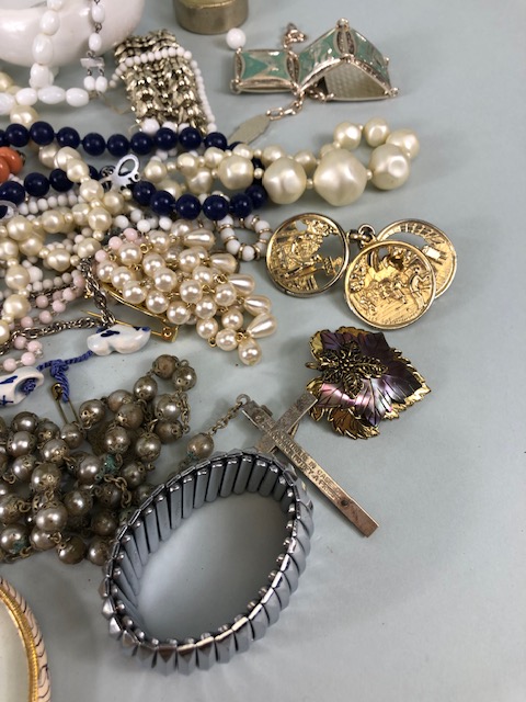 Collection of vintage costume jewellery to include, beads, bangles, earrings chains, brooches etc - Image 7 of 11