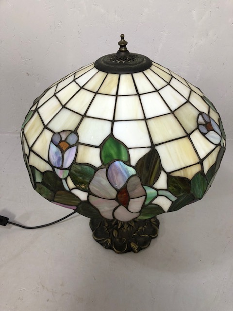 Vintage lighting, Tiffany style table lamp of good proportions, cast metal base of naturalistic form - Image 2 of 6