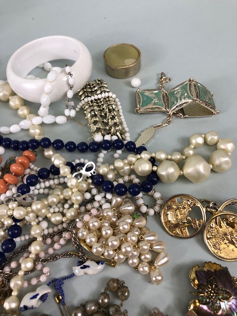 Collection of vintage costume jewellery to include, beads, bangles, earrings chains, brooches etc - Image 8 of 11