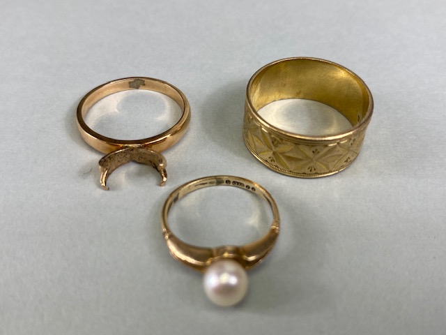 9ct yellow gold ring set with a single cultured pearl size G, 9ct yellow gold diamond cut wedding - Image 5 of 8