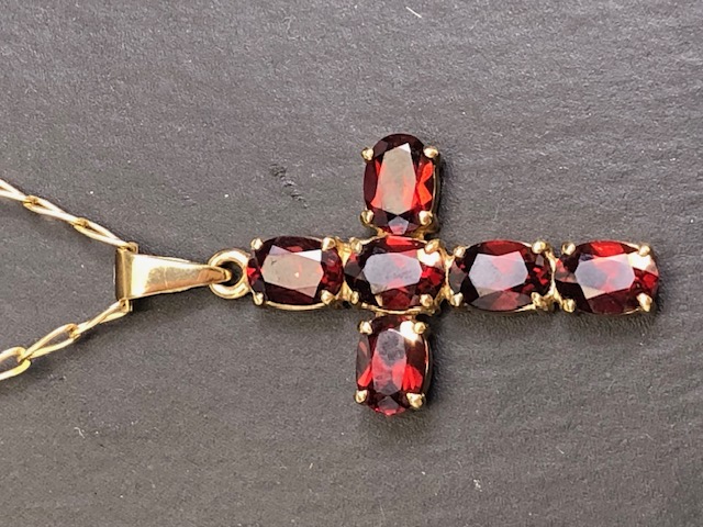 9ct Gold chain with a 9ct Gold pendant cross set with garnets (total weight approx 6.5g - Image 4 of 7