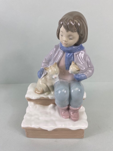 Lladro, porcelain figures being 010.08023, Room for Three, 06109, Meal time, 010.06941 Kittens - Image 7 of 12
