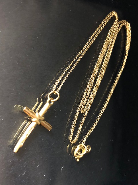 Hallmarked 375 9ct Gold cross on fine 9ct Gold chain (A?F) total weight approx 3g