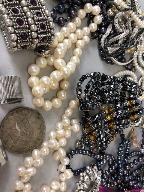 A good collection of costume jewellery to include fashion and vintage watches, pearls, silver - Image 10 of 16