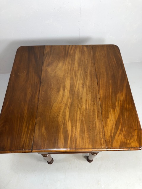 Pembroke table in flame mahogany on turned legs on casters, drawers to either end - Image 5 of 8