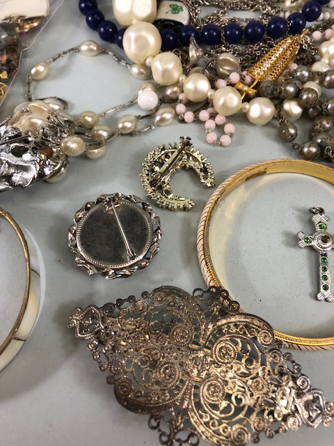 Collection of vintage costume jewellery to include, beads, bangles, earrings chains, brooches etc - Image 4 of 11