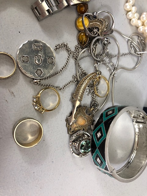 A good collection of costume jewellery to include fashion and vintage watches, pearls, silver - Image 6 of 16