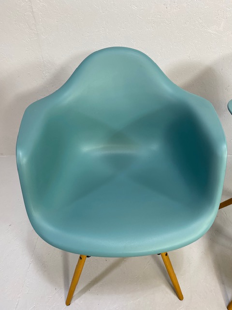 Vitra Eames plastic armchairs, design Charles and Ray Eames, set of four with outsplayed wooden - Image 7 of 17