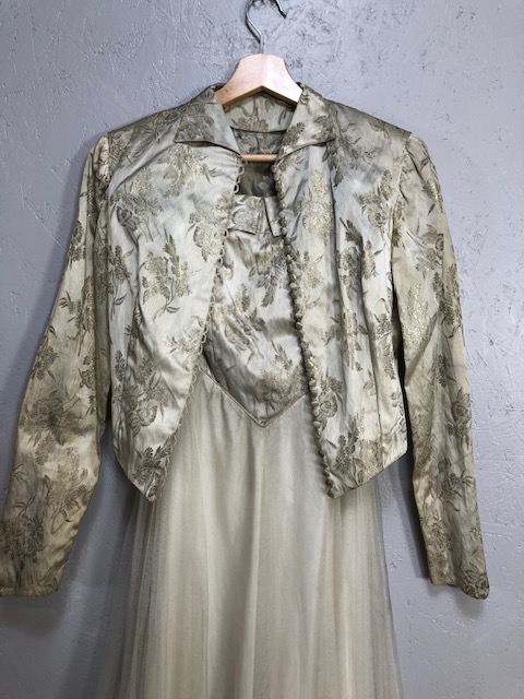Vintage Clothing, mid 20th century ladies evening gown in Oyster brocade with gold thread detail and - Image 2 of 9