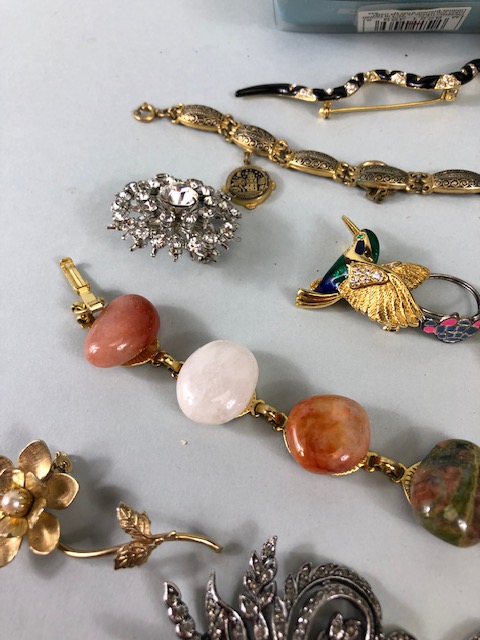 Costume Jewellery, small quantity of vintage and antique costume jewellery to include brooches, - Image 6 of 19