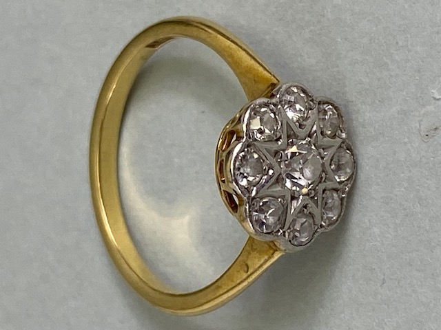 18ct yellow gold daisy cluster ring set with 9 diamonds in white gold approximately 2.4 g size K - Image 4 of 5