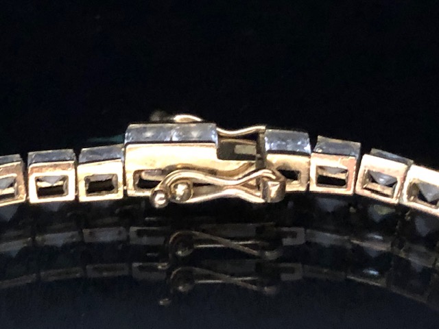 9ct Gold Tennis style bracelet marked 375 CZ and approx 19cm in length total weight 9.9g - Image 3 of 9