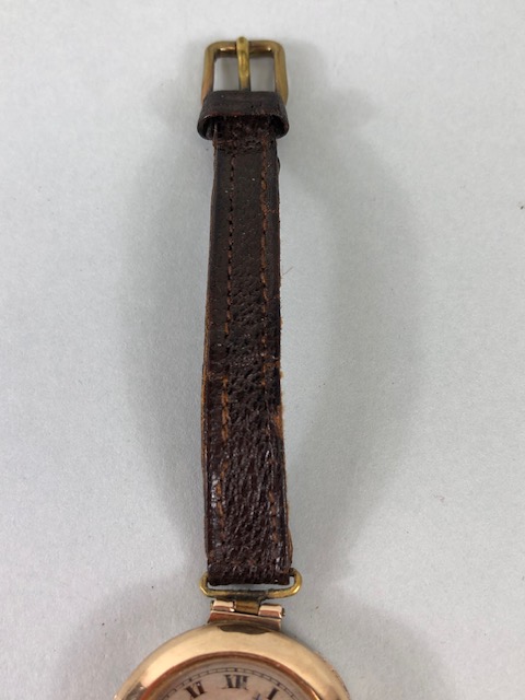 9ct Gold Ladies early 20th century round wrist watch on leather strap approximately 14.86g - Image 7 of 9