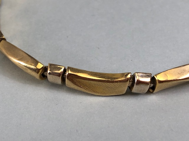 Contemporary 9ct Gold Bracelet with wavey links approx 20cm in length and 7.9g - Image 2 of 5