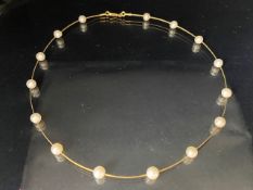 9ct gold wire and cultured pearl choker necklace of single strand design set with 15 pearls