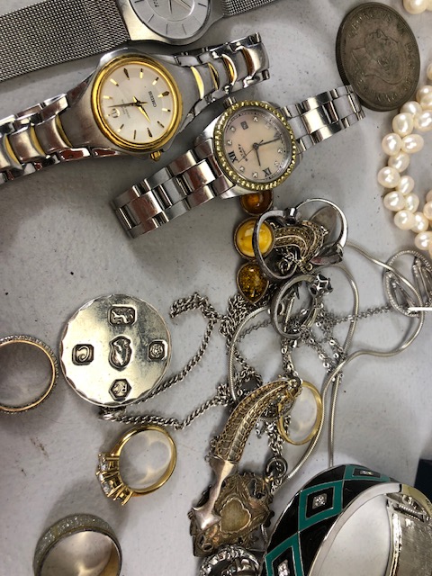 A good collection of costume jewellery to include fashion and vintage watches, pearls, silver - Image 5 of 16