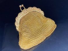 Gold Chain mail coin purse tests as 9ct or above in outstanding condition lined in orange satin