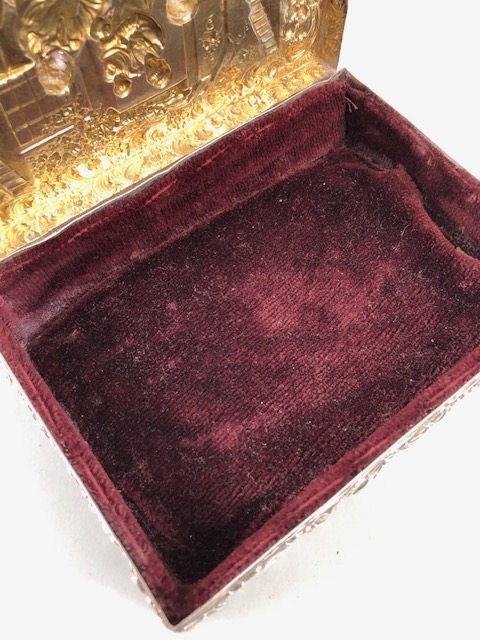 Edwardian 1904 Silver hallmarked velvet lined box, with hinged lid and repousse design, depicting - Image 6 of 7