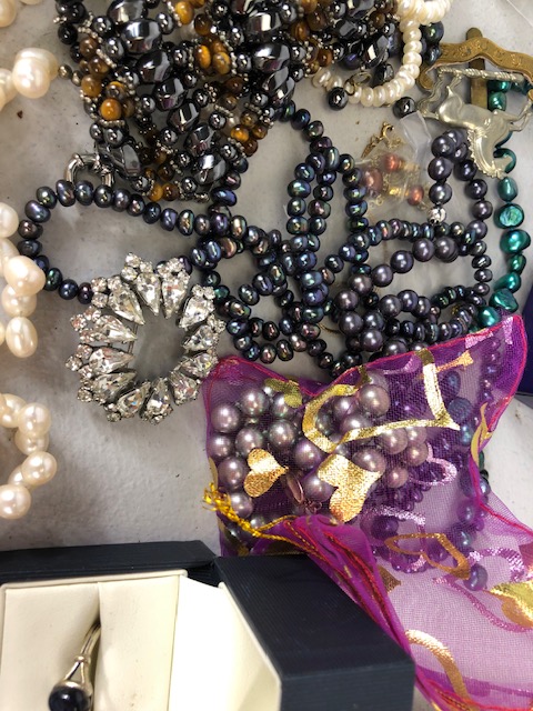 A good collection of costume jewellery to include fashion and vintage watches, pearls, silver - Image 15 of 16