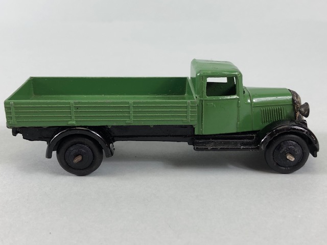 Dinky Toys, 25A Bedford flat bed lorry in green with black hub caps and grill - Image 3 of 6