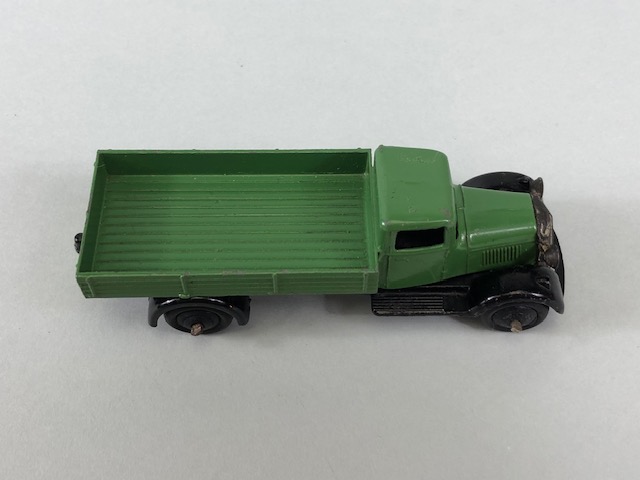 Dinky Toys, 25A Bedford flat bed lorry in green with black hub caps and grill - Image 4 of 6