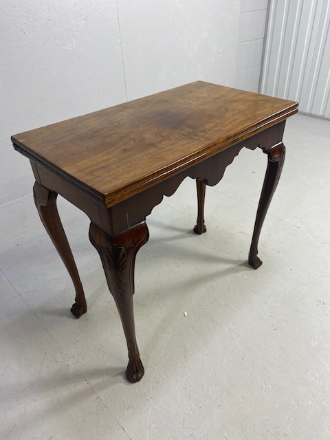 Victorian side table with folding leaf extending to make a tea table in flame mahogany with lion paw - Image 5 of 5