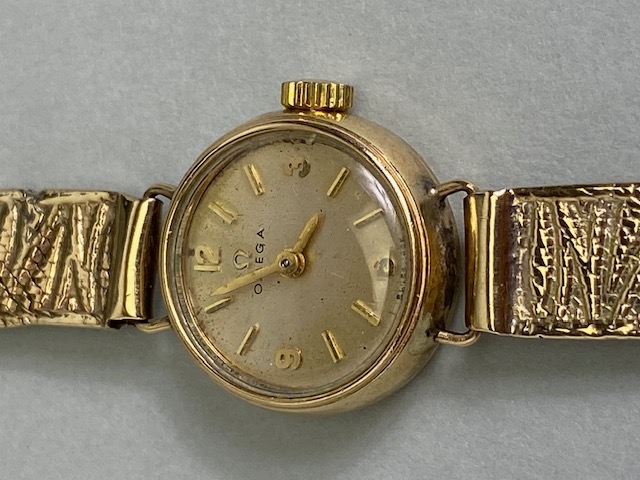 9ct gold vintage 1960s ladies OMEGA wrist watch on 9ct gold bark finish bracelet total length - Image 5 of 14