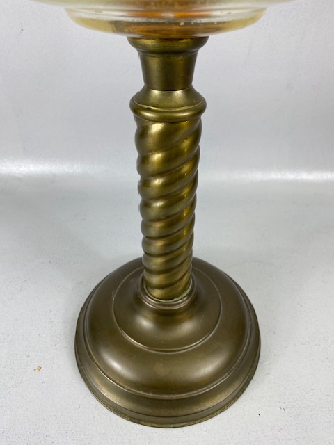 Antique Oil Lamp, Brass twisted column base with clear glass reservoir frosted etched glass shade - Image 4 of 7