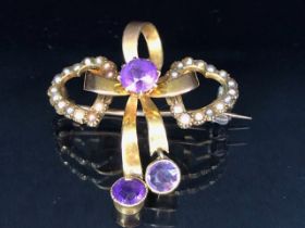 15ct yellow gold Victorian sweet heart brooch of 2 joined hearts set with seed peals and amethysts