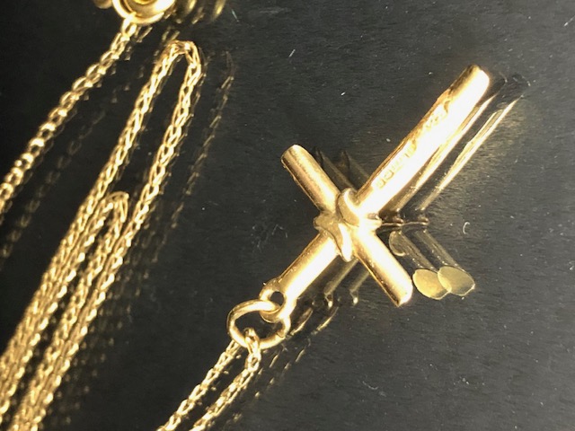 Hallmarked 375 9ct Gold cross on fine 9ct Gold chain (A?F) total weight approx 3g - Image 2 of 5